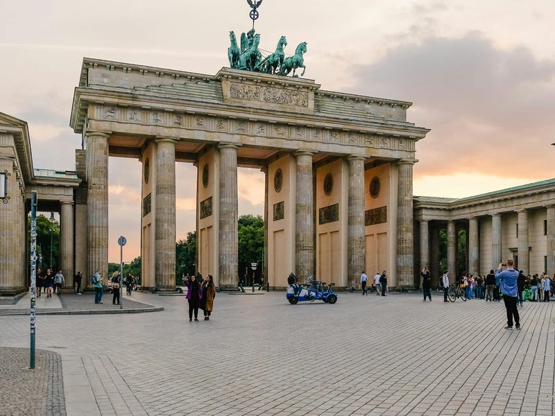 Edificio en Berlin en un atardecer bonito para bilingües.