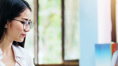 Mujer diciendo aprende italiano
