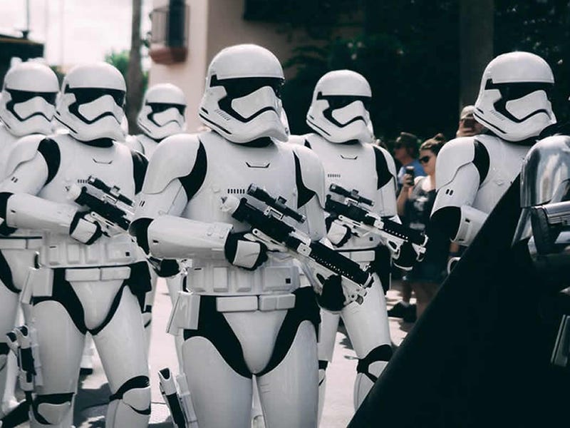 Comando de Stormtroopers marchando detrás de la Capitana Phasma