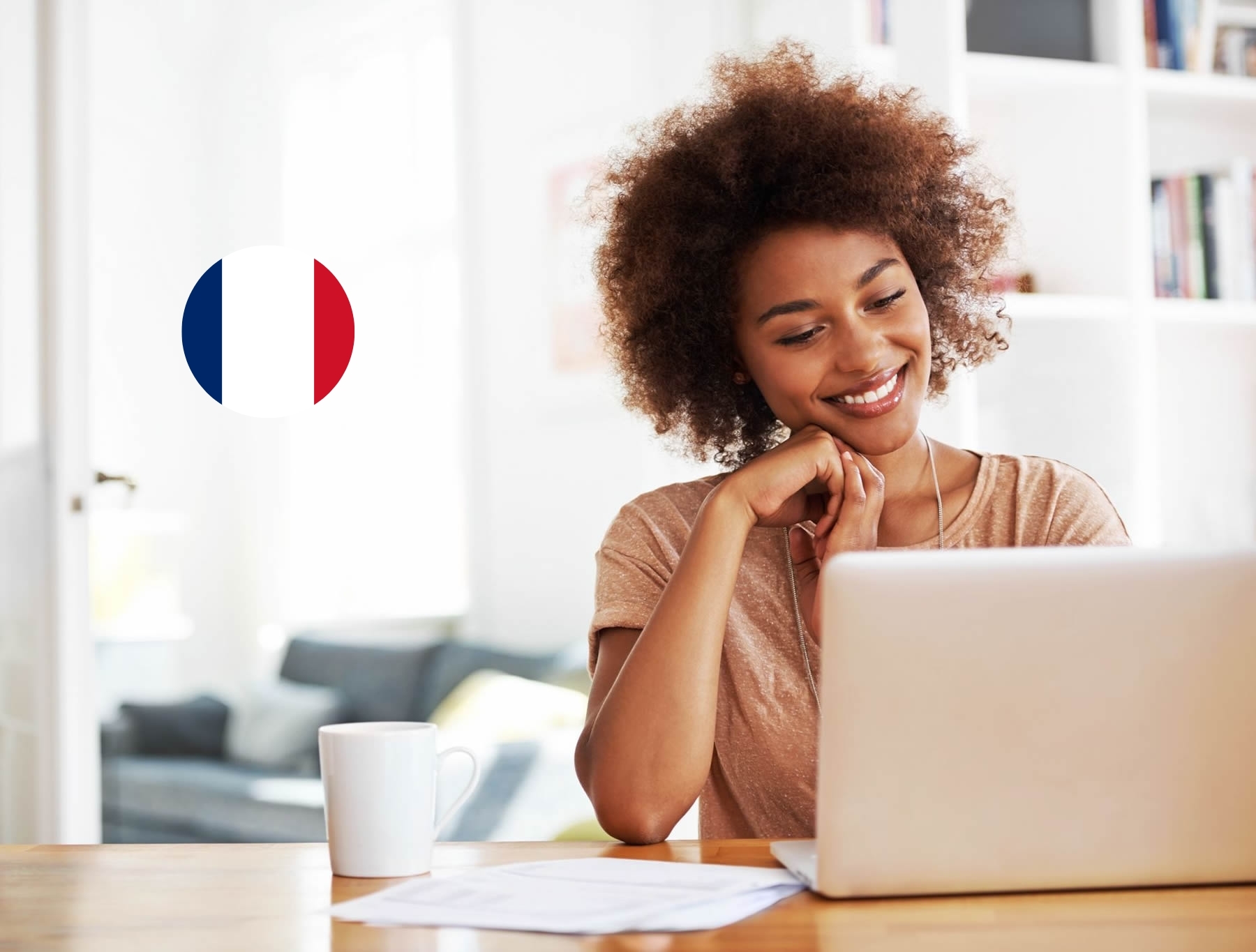 Mujer aprendiendo francés con autoestudio