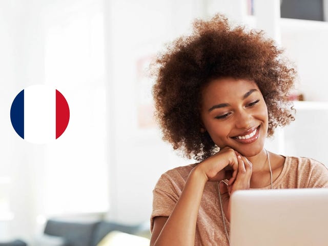 Mujer aprendiendo francés con autoestudio