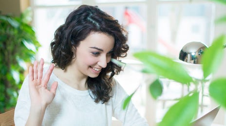 Mujer practicando el idioma turco