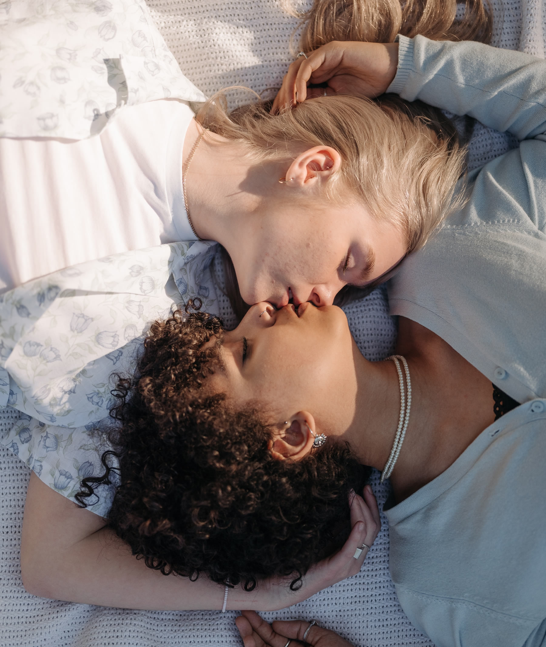 Mujer diciendo buenas noches en francés