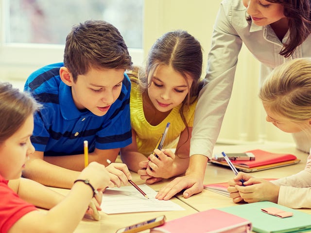 Profesora de inglés básico para primaria