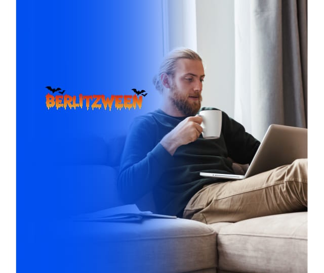 Hombre aprendiendo inglés con Berlitz Flex y promociones de halloween