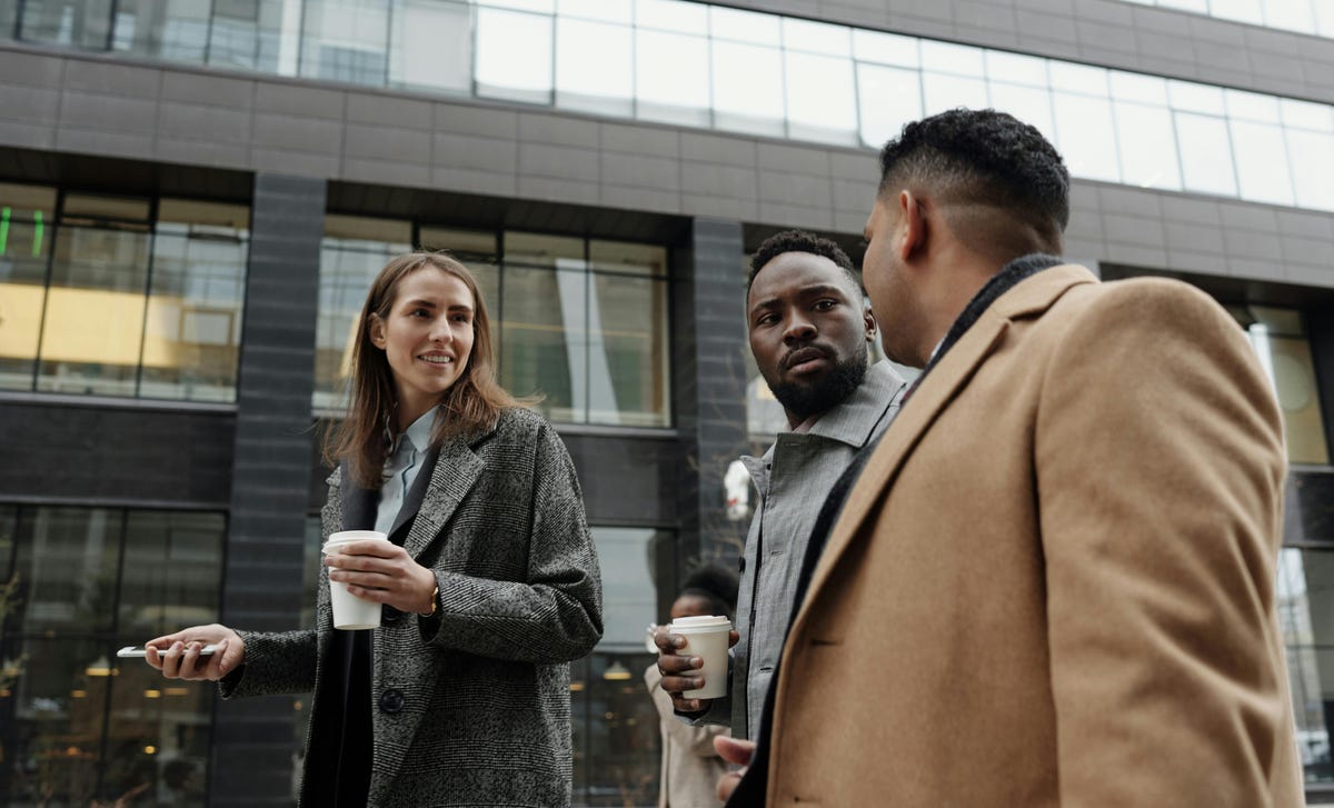 Amigos saliendo del trabajo después de los cursos empresariales de Berlitz.