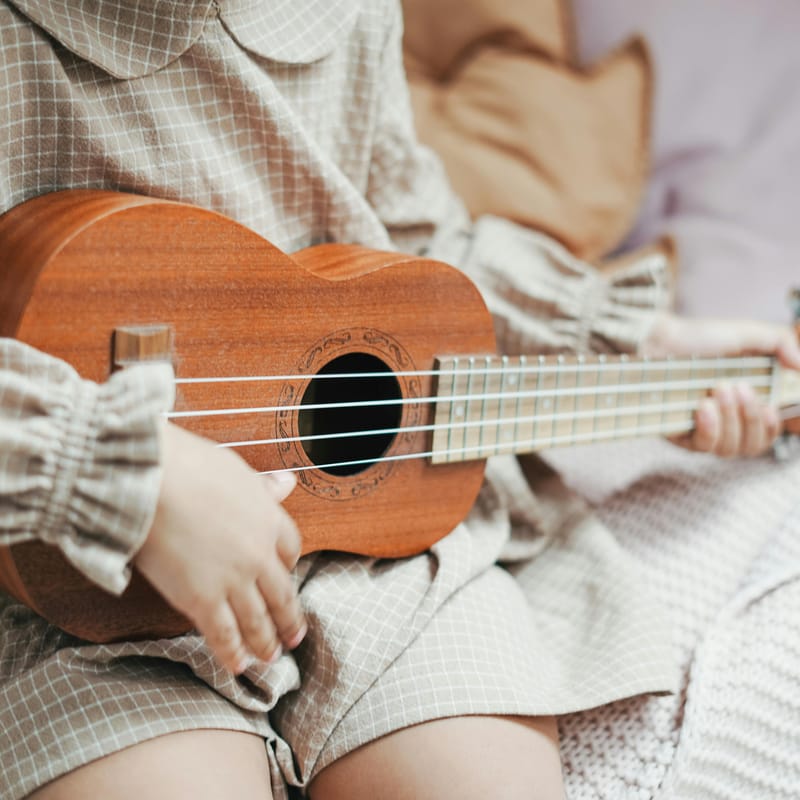 Niño tocando canciones en inglés para niños.