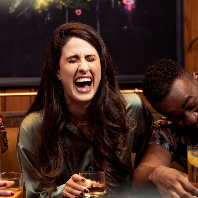 Amigos hablando de las diferencias entre portugués y español.