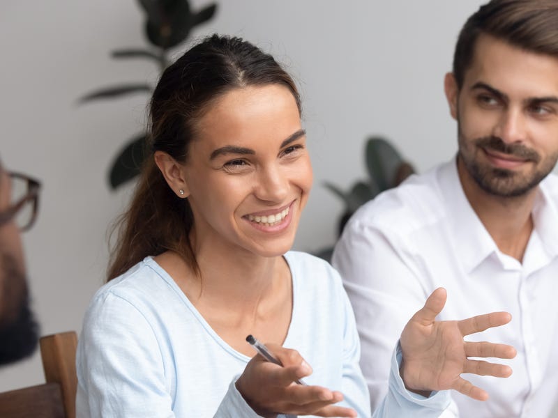 mujer practicando su pronunciación en inglés