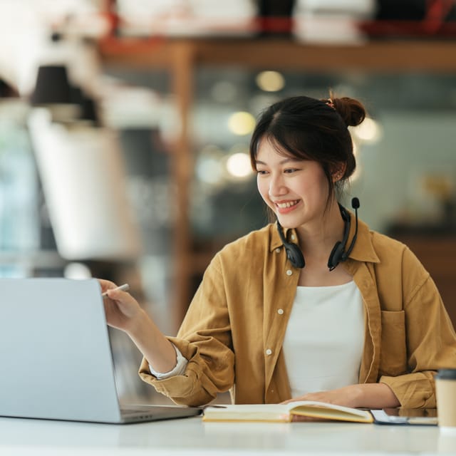 Estudiando idiomas por su cuenta.