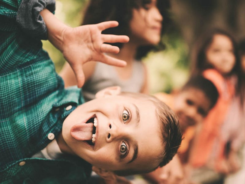 un niño sacando la lengua después de un trabalenguas en inglés