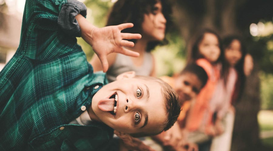 un niño sacando la lengua después de un trabalenguas en inglés