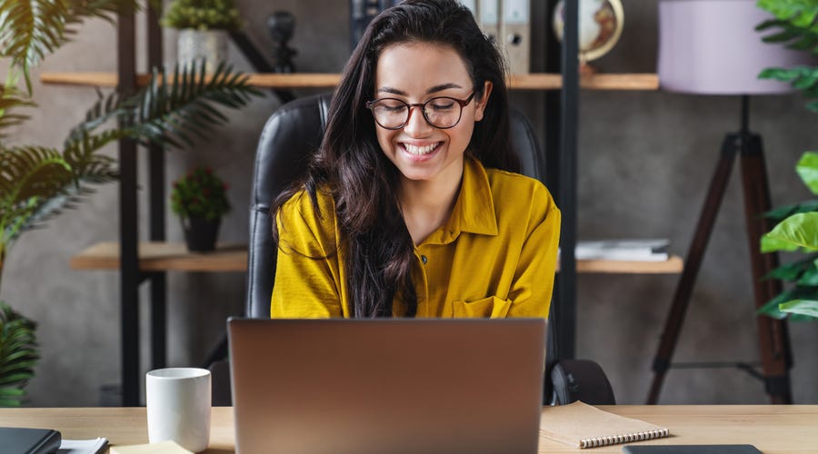mujer diciendo aprende japonés para aumentar tus conocimientos culturales
