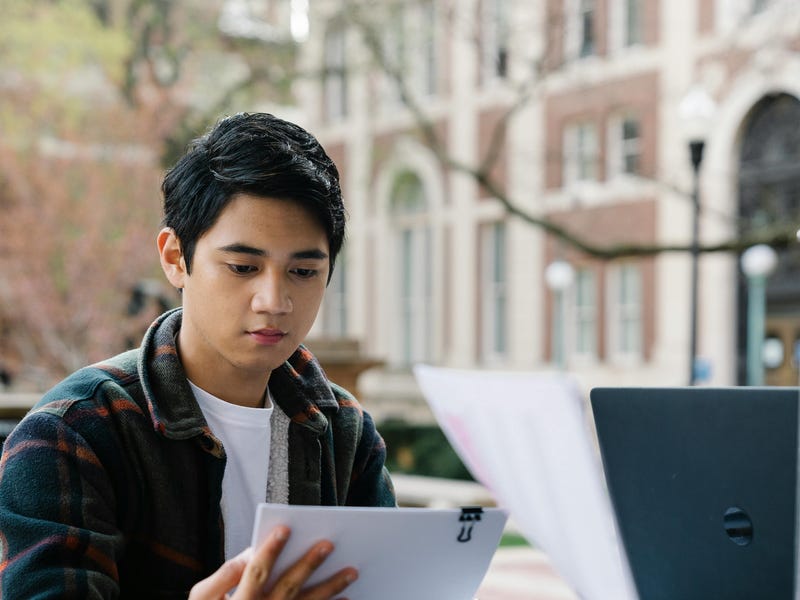 Chico estudiando con sus amigas para el curso de francés.