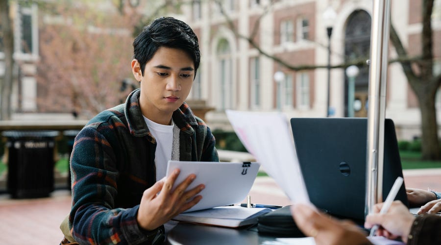 Chico estudiando con sus amigas para el curso de francés.