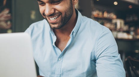 Hombre estudiando en su computadora