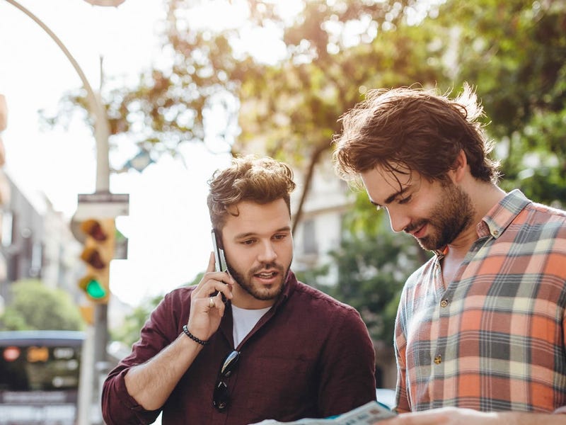 Hombres aprendiendo los adjetivos demostrativos en inglés