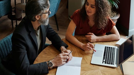 Reunión de trabajo en un café sobre la comunicación asertiva.
