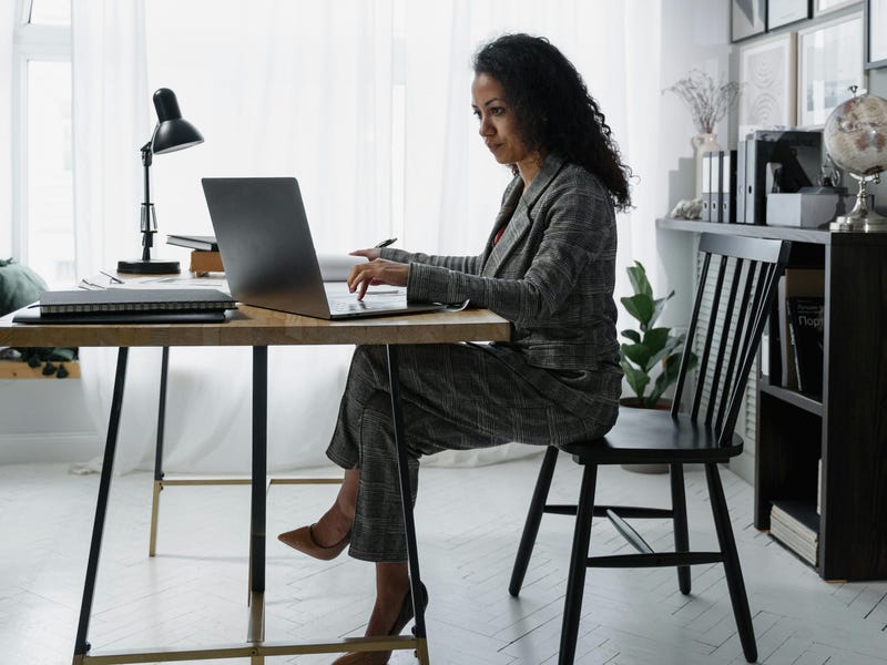 Mujer que quiere estudiar idiomas para trabajar en empresas globales.