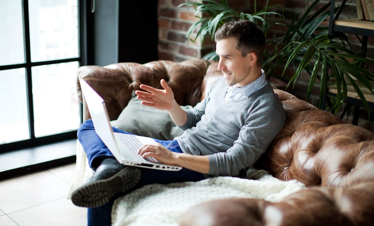 Alumno practicando inglés en un curso virtual de idiomas Berlitz, aprendiendo online desde casa