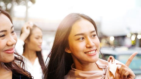 Dos mujeres hablando inglés