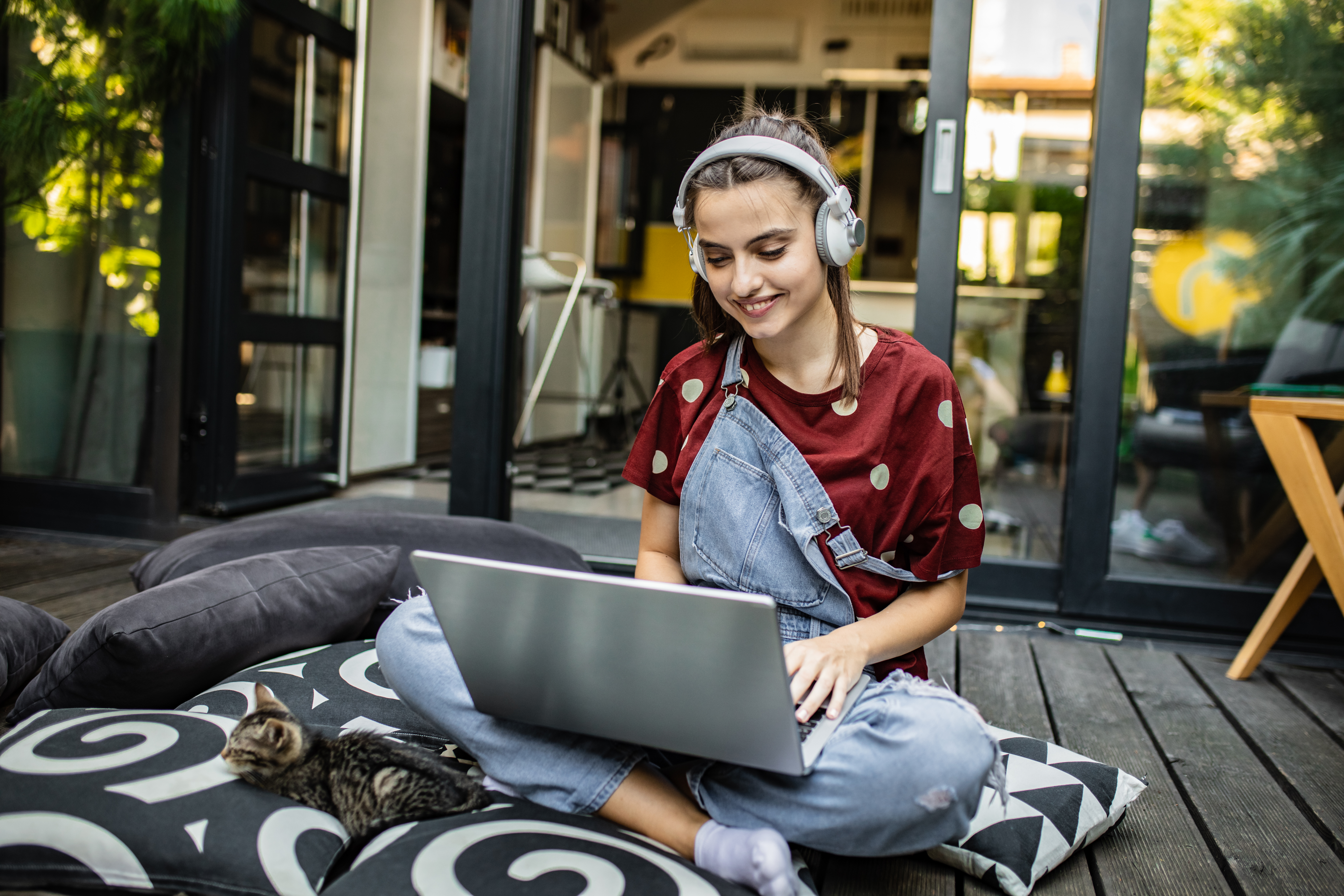 Mujer aprendiendo 100 adjetivos en inglés