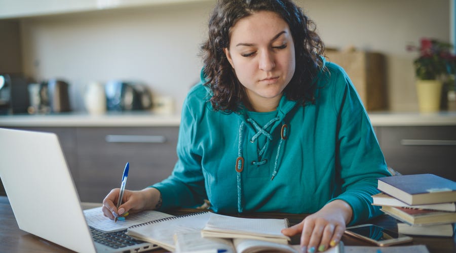 Mujer estudiando gramática francesa
