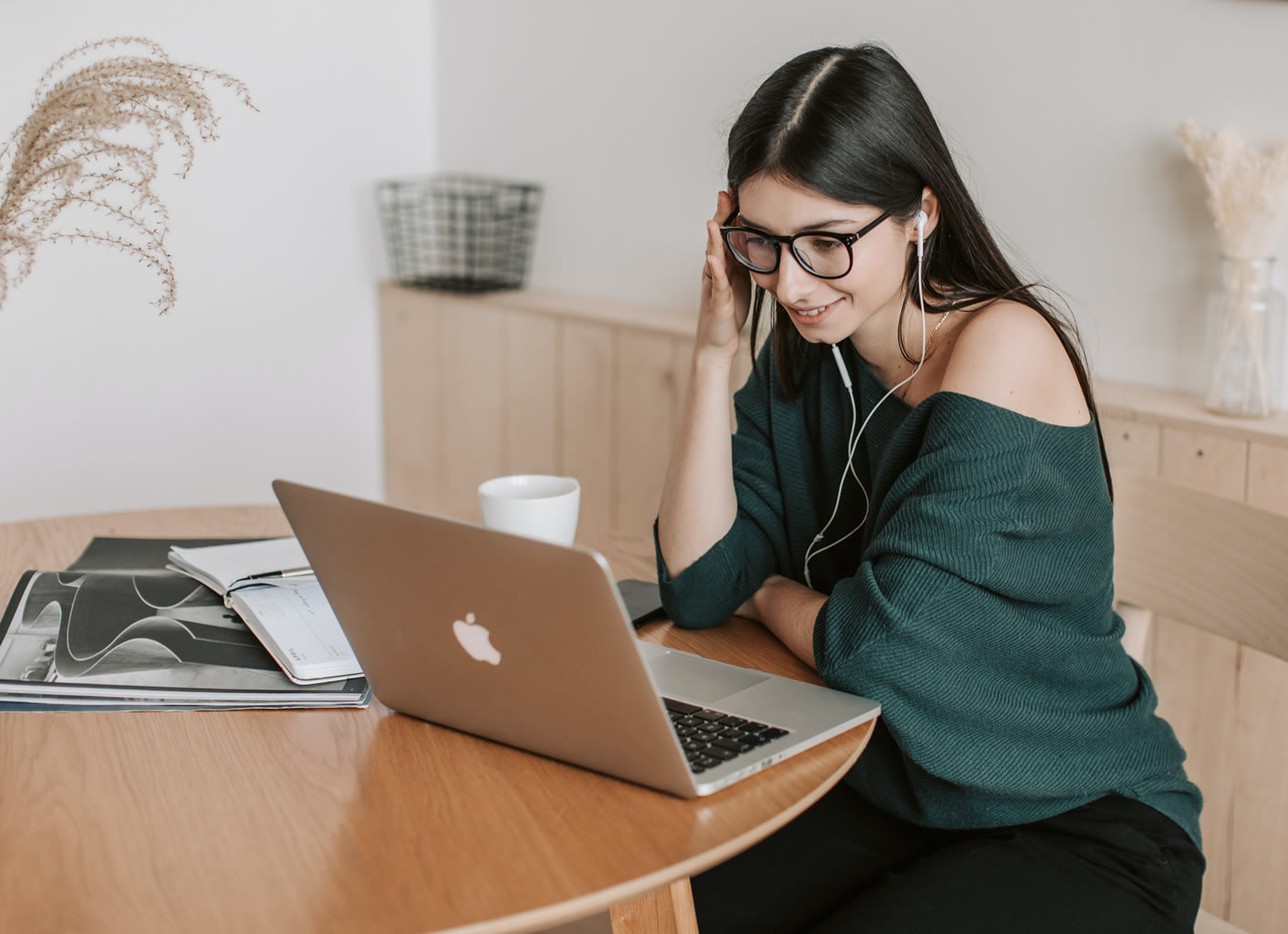 Mujer en Autoestudio en español
