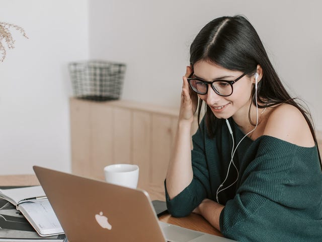Mujer en Autoestudio en español