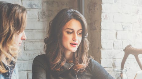 Mujer diciendo aprende coreano