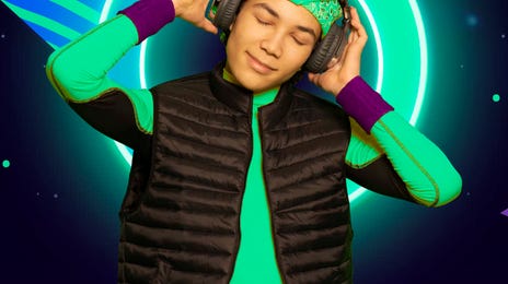 Joven escuchado música con audífonos