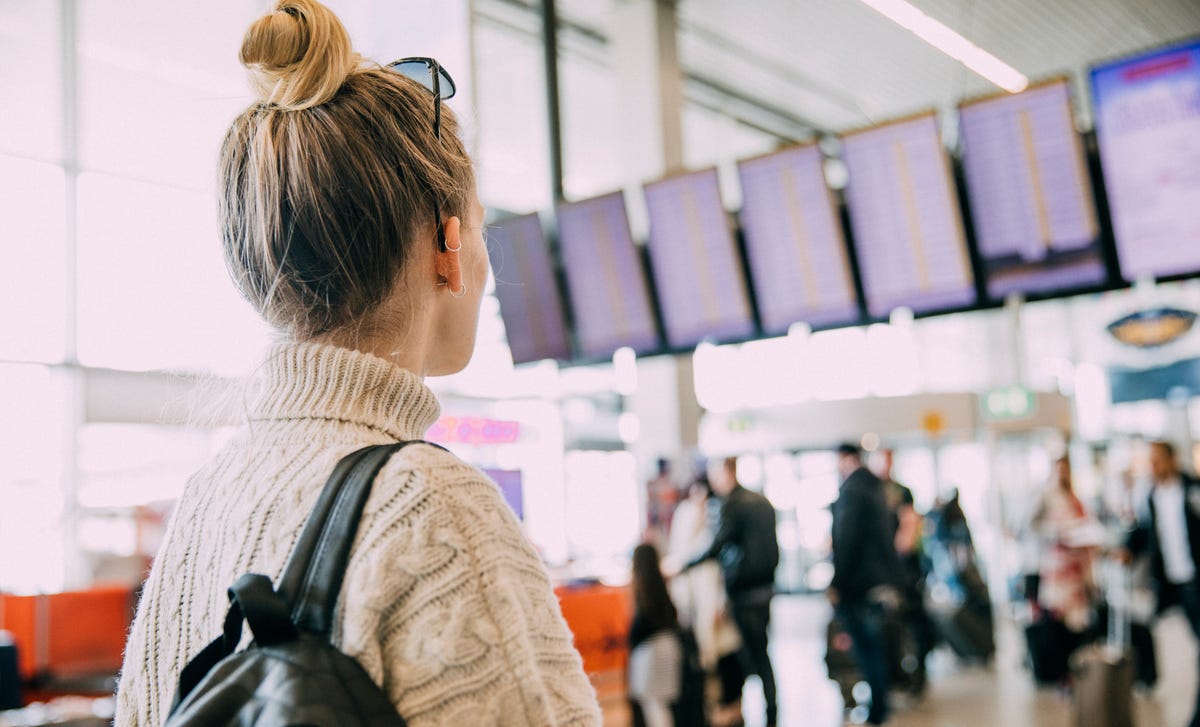 Joven en aeropuerto en el extrajero