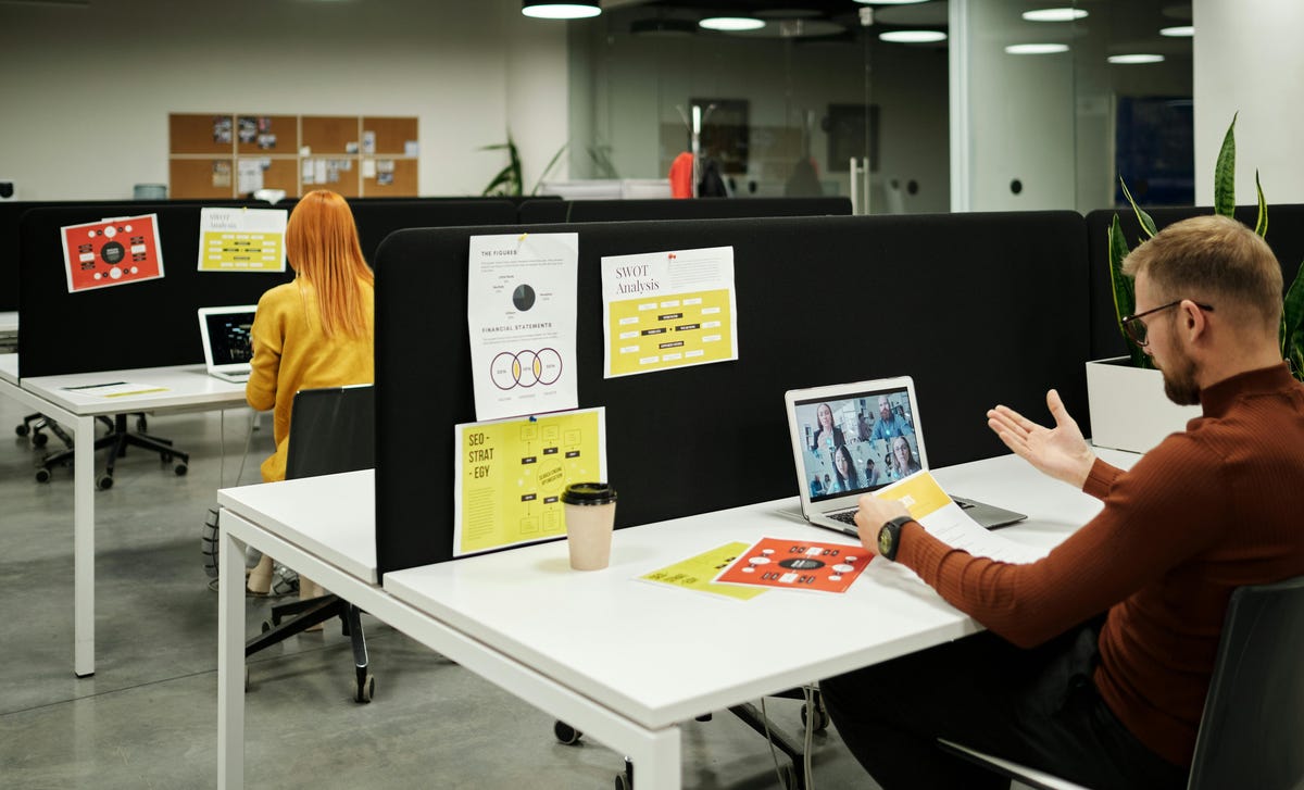 Resiliencia laboral en una reunión de trabajo.