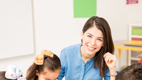 Profesora de inglés básico para primaria