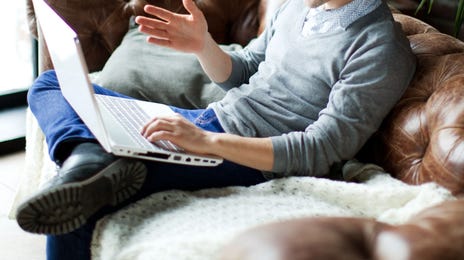 Hombre practicando el idioma amárico online