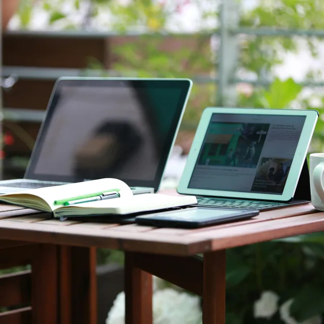 Computadora, tablet y cuaderno para estudiantes conectados en el mundo digital.