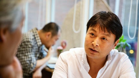 Hombre diciendo aprende español