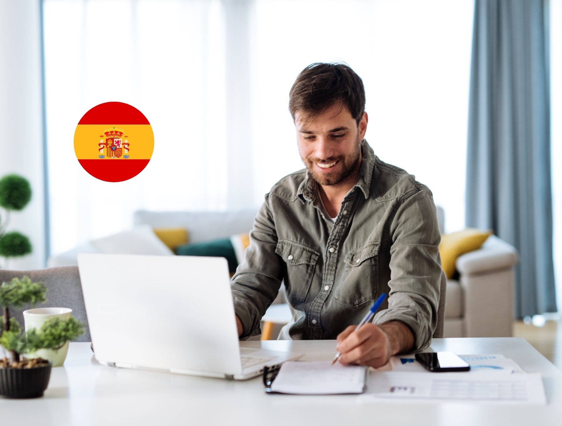 Hombre aprendiendo español con autoestudio