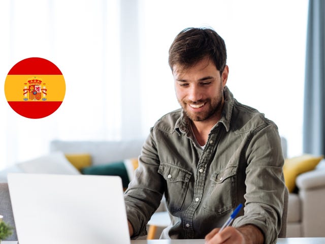 Hombre aprendiendo español con autoestudio