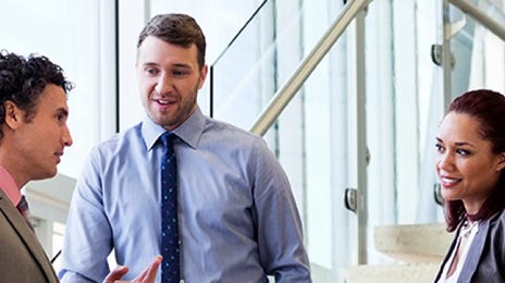 Hombre con características del liderazgo en empresas