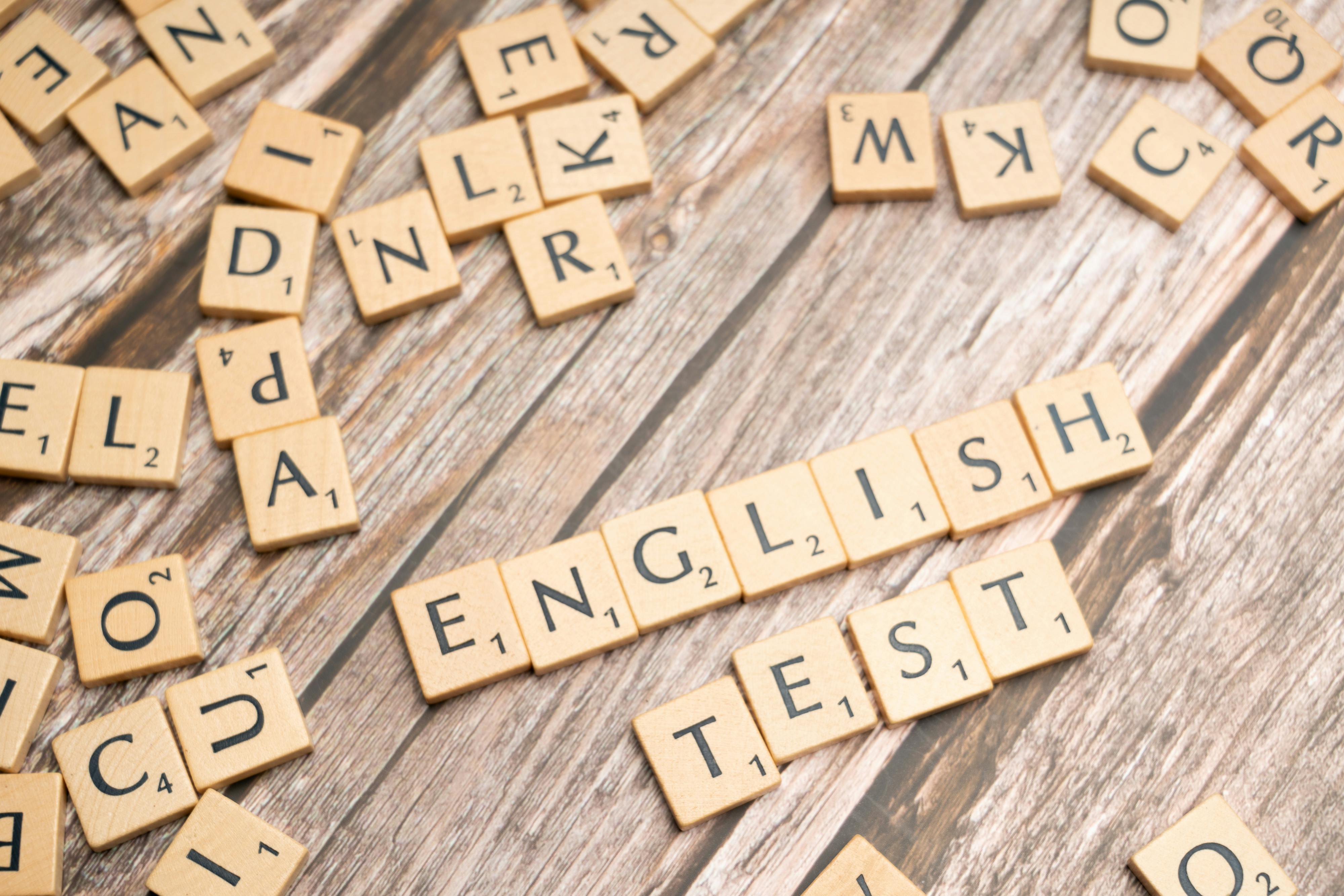 Letras de las palabras "english test" para los niveles b1 y b2 de inglés.
