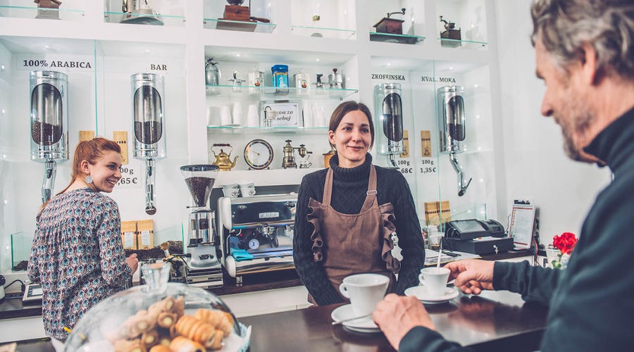 Personas en la barra de un restaurante atendiendo a un cliente