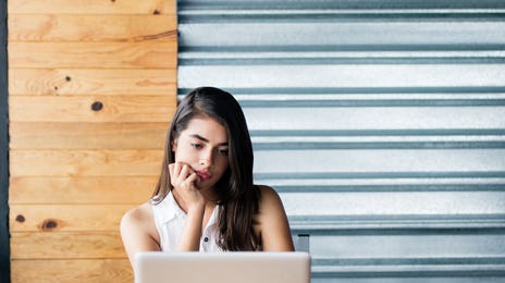 Mujer diciendo aprende chino mandarín