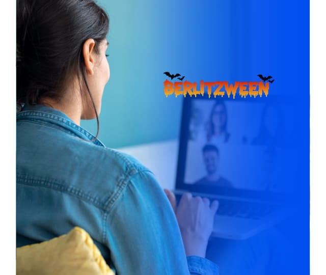 Mujer en clase grupal en linea aprendiendo inglés y con promoción de halloween