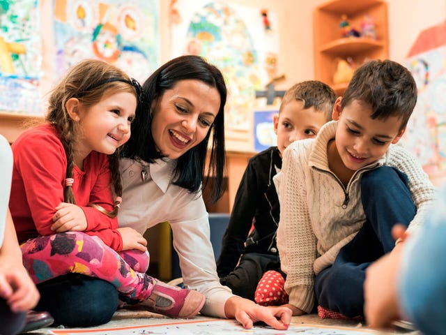 Clase divertida de inglés para niños con método Berlitz, guiada por una docente especializada