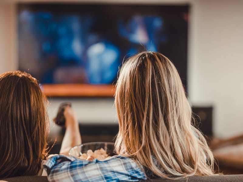 Mujeres viendo películas para mejorar tu nivel de inglés