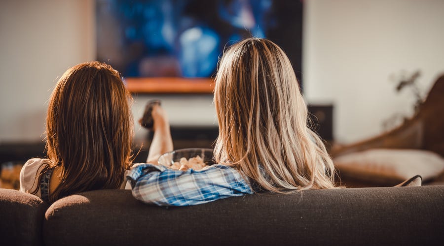 Mujeres viendo películas para mejorar tu nivel de inglés