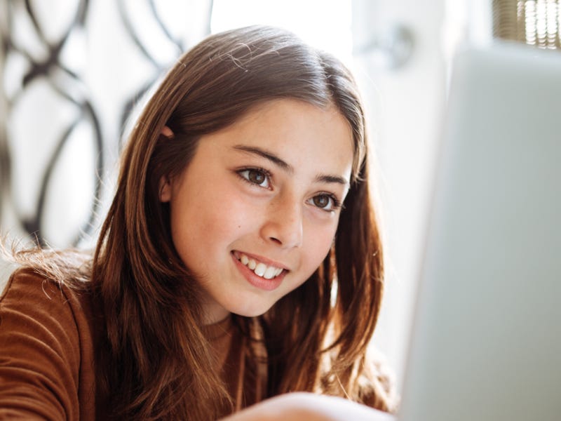 Niña en clases online para niños