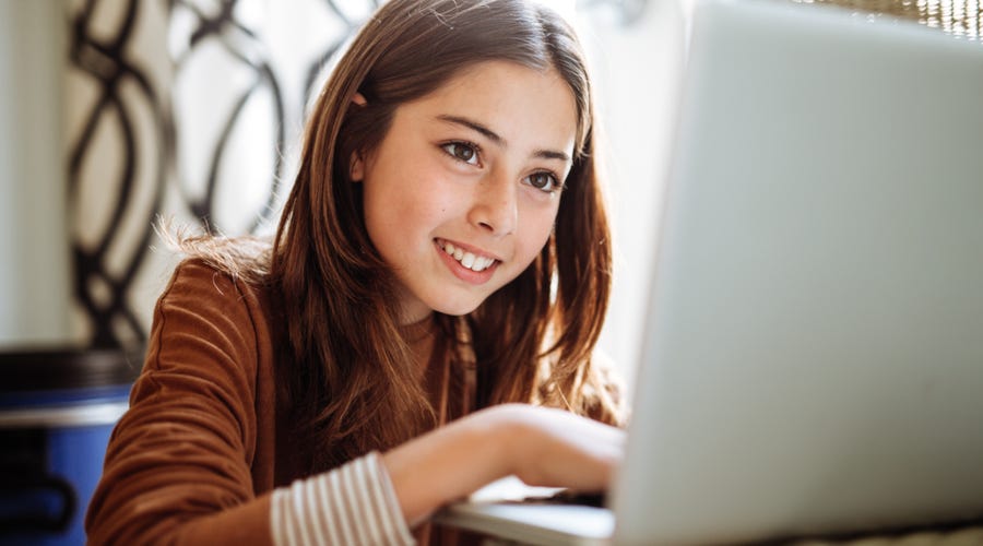Niña en clases online para niños