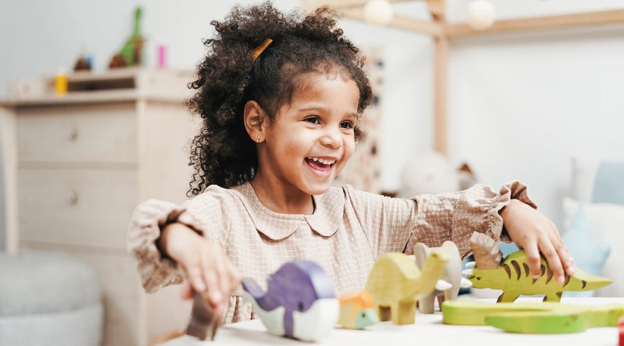 Nina con juguetes en inglés